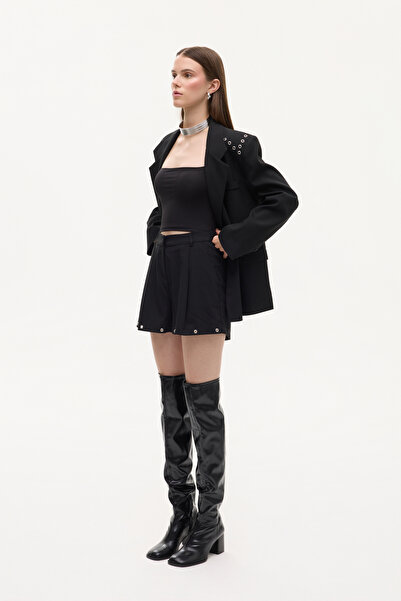 Quzu Kuş Gözü Aksesuarlı Önü Pileli Mini Şort Siyah