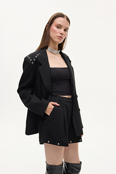 Quzu Kuş Gözü Aksesuarlı Önü Pileli Mini Şort Siyah