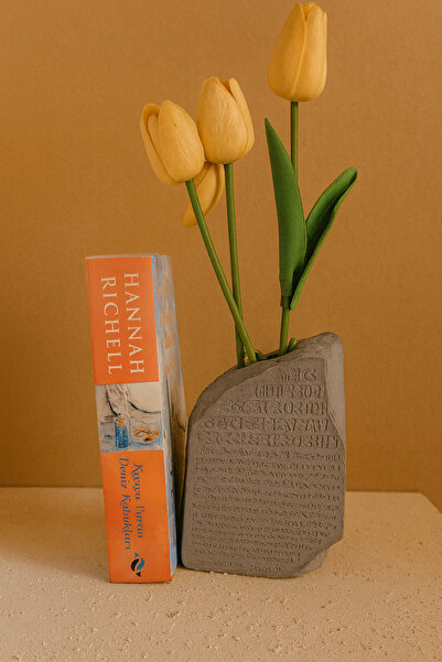 Karra Art Vază din beton cu suport pentru cărți, detaliată în stilul egiptean antic