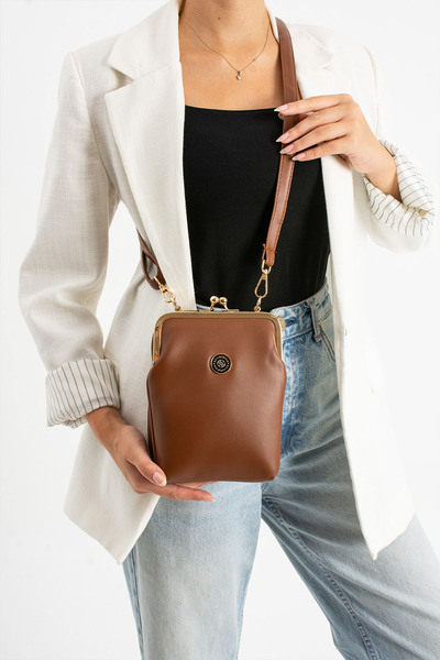 Lifonbag حقيبة كروس نسائية من الجلد الناعم مع إكسسوارات ذهبية وحجرة للهاتف وحزام كتف قابل للتعديل