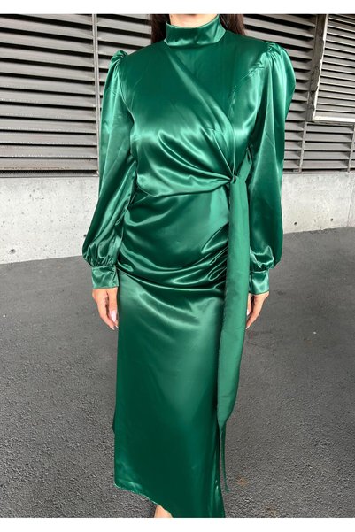 Suedcollection Rochie de seară din satin cu cravată laterală cu detaliu de pile Smarald 583236