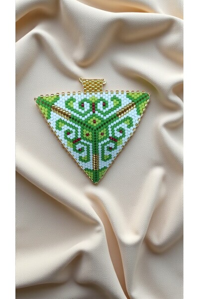 HALLEY TAKI TASARIM El Yapımı Miyuki Boncuk Üçgen Kolye – Etnik Desenli, 5.5 cm