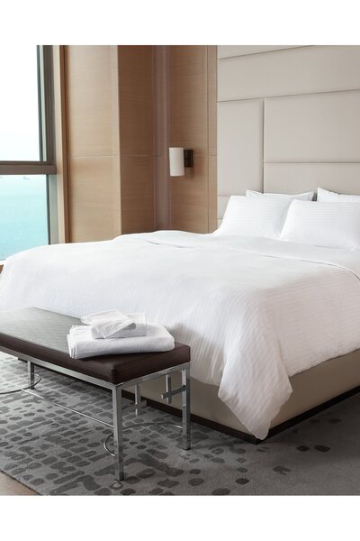 Madame Coco Sıbyla Doppelter gestreifter Bettbezug aus Satin – Weiß