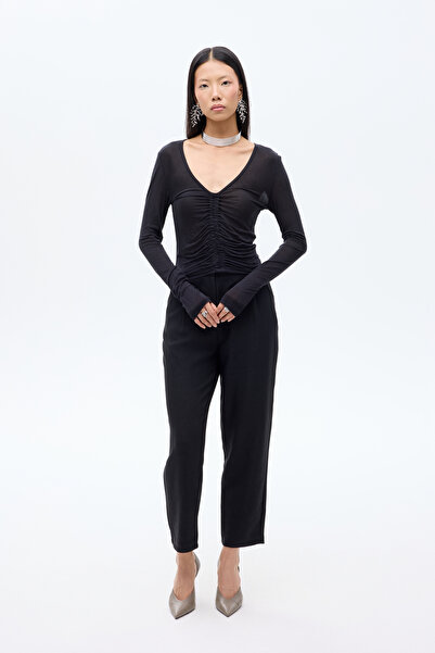 Quzu Μπλούζα με διάφανη λαιμόκοψη σε σχήμα V με μαύρο χρώμα