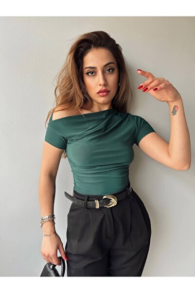 Fav Style Bluză de damă cu mânecă scurtă, cu umăr dezactivat, verde smarald