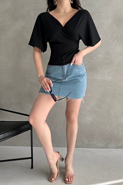 Fav Style Γυναικεία κοντομάνικη μπλούζα με διπλό στήθος με λαιμόκοψη V με λεπτομέρεια σταυρωτής ζώνης Μαύρη