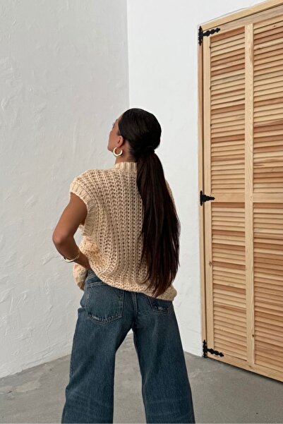 Noi Belis Soft Textured Knitwear Vest with Large Button Detail Aw25Yl0004