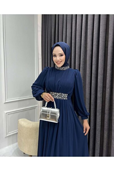 MERVE TESETTÜR Rochie de seară din șifon brodat cu pietre, cu guler și curea