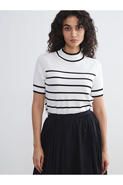 LC Waikiki Lasă-ne să șimbulim stilul tău |   Pulover tricotat pentru femei cu guler înalt și dungi