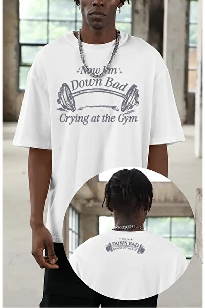 Fuddy Moda تي شيرت مطبوع عليه عبارة "Now I'm Down Bad Crying At The Gym Ense"...