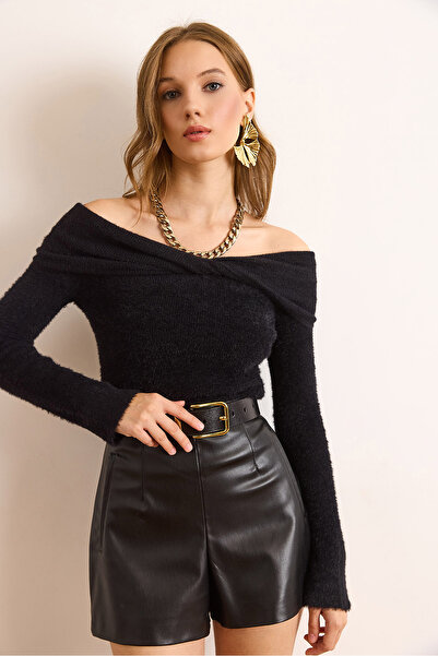 Olalook Γυναικεία μπλούζα με μαύρο γιακά με λεπτομέρεια Madonna γιακά με γένια BLZ-19003100