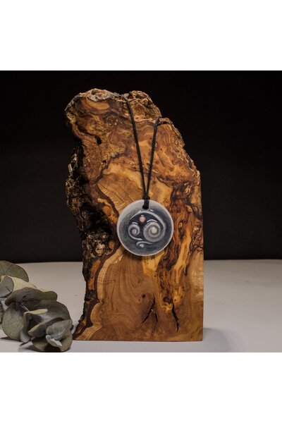 Seramikçi Aile Üçlü Spiral Triskelion Seramik Kolye – Stres ve Denge Kolyesi