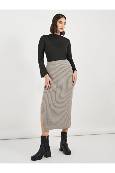 Styli تنورة ميدي محبوكة مضلعة بفتحة جانبية