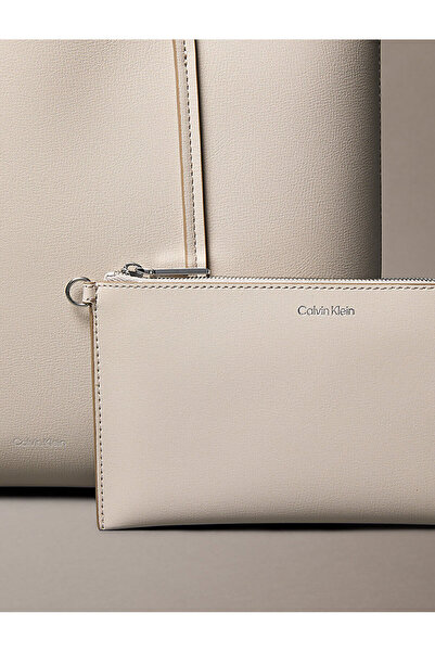 Calvin Klein Kadın Kısa Kulp Deri Geniş Kalıp Ekstra Cüzdan Bej Omuz Çantası LV04F3275G-338