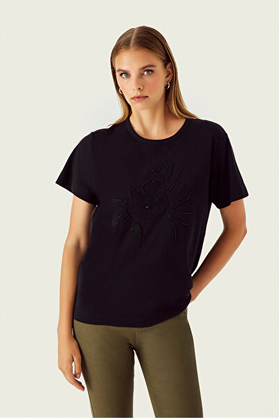Naramaxx Üzeri Çiçek Desenli Siyah T-Shirt