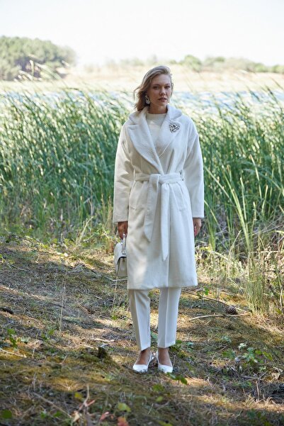 Moodbasic Plush Fur Coat with Stone Accessories