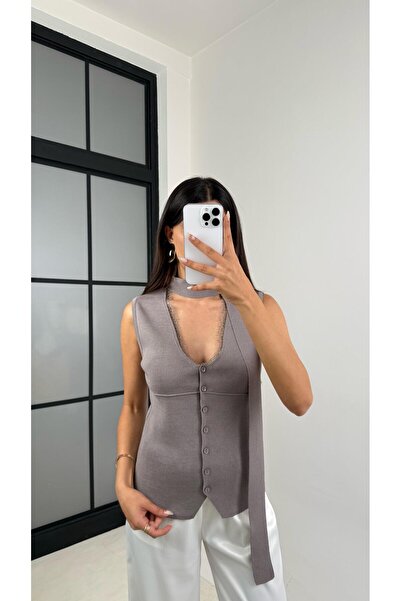 Gaus بلوزة تريكو ذات ياقة دانتيل وأزرار مع تفاصيل ربط حول الرقبة باللون الرمادي GAUS-00100