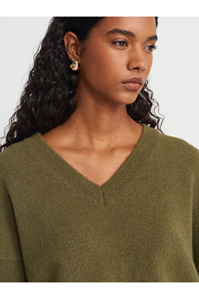 Dilvin 10645 Πλεκτό πουλόβερ με μαλακή υφή με λαιμόκοψη σε σχήμα V-Χακί