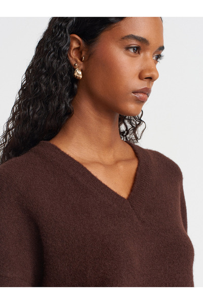 Dilvin 10645 Πλεκτό πουλόβερ με μαλακή υφή με λαιμόκοψη σε σχήμα V-Καφέ