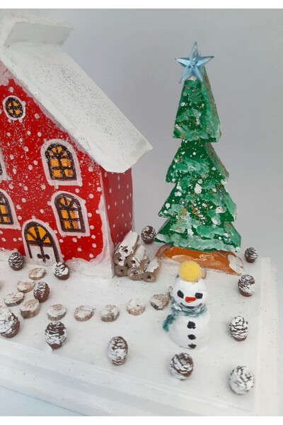 ELSA Ahşap Yılbaşı Dekoratif Ev – Kardan Adam ve Çam Ağacı Figürlü