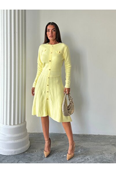Lusin Γυναικείο κίτρινο κομψό φόρεμα πλεκτό με λεπτομέρεια με χρυσά κουμπιά και μακριά μανίκια