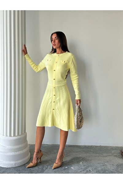 Lusin Γυναικείο κίτρινο κομψό φόρεμα πλεκτό με λεπτομέρεια με χρυσά κουμπιά και μακριά μανίκια