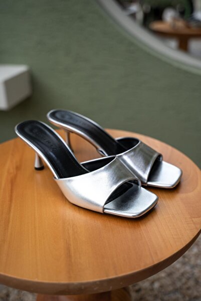 LamintaGlobal Perla Silver Blunt Toe Women's Heeled Slippers