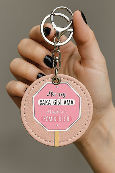 Cekuonline سلسلة مفاتيح بيضاء مطرزة للسيارة - جلد بنمط السيارات والمحركات بال...