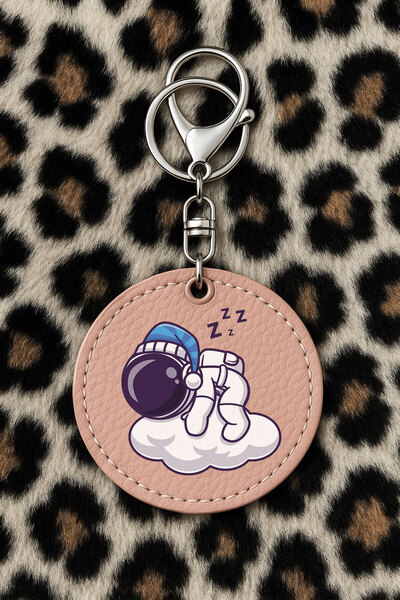 Cekuonline سلسلة مفاتيح جلدية قابلة للتجميع مع نقش مطبوع بتصميم مرح، لون وردي فاتح: رائد فضاء