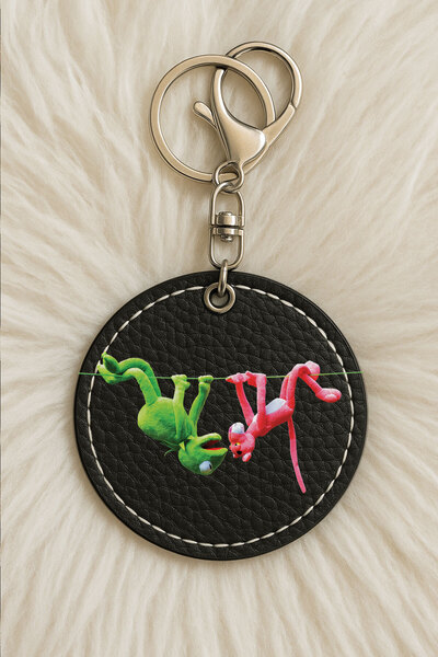 Cekuonline سلسلة مفاتيح جلدية للجنسين للرجال/النساء مطبوعة بطباعة مرحة باللون الأسود: كيرميت-بينك بانثر