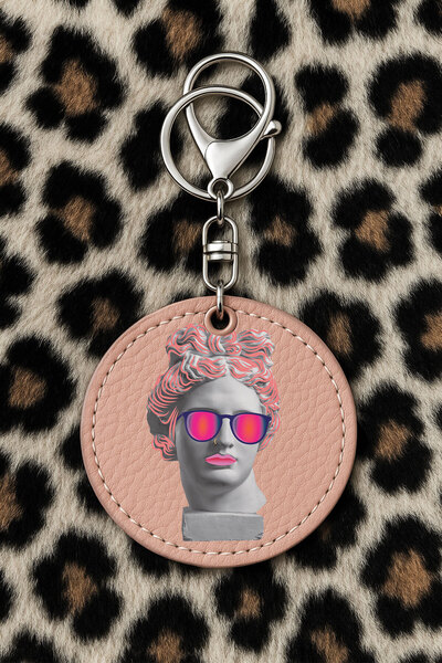 Cekuonline سلسلة مفاتيح جلدية قابلة للتجميع مع نقش مطبوع بتصميم مرح: تمثال الإلهة باللون الوردي الفاتح