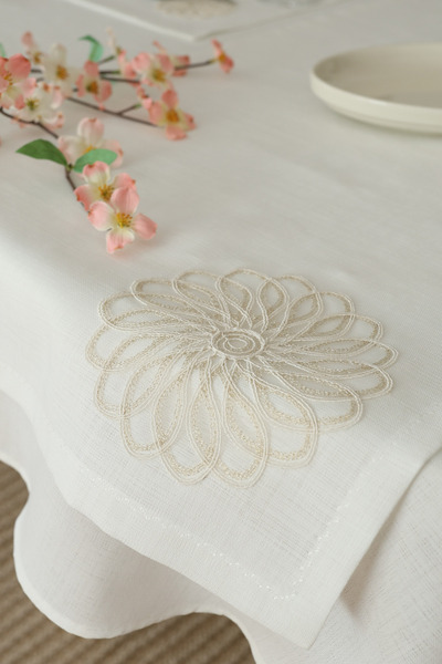 Yakacihome Floral Laced 4-Piece American Tablecloth & Runner Gardenia Linen Washable Stain-Resistant Premium Dowry Set
