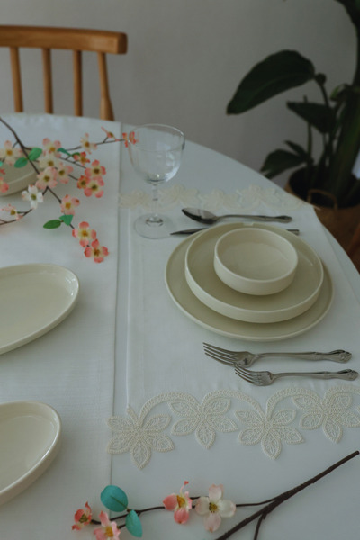 Yakacihome Leaf Laced 4-Piece American Tablecloth & Runner Gardenia Linen Washable Stain Resistant Premium Dowry Set