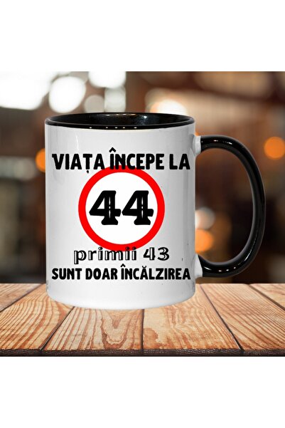 T&M Personalizare Cană personalizată - Viața începe la 44 de ani, interior negru, 330 ml
