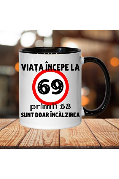 T&M Personalizare Cană personalizată - Viața începe la 69 de ani, interior negru, 330 ml