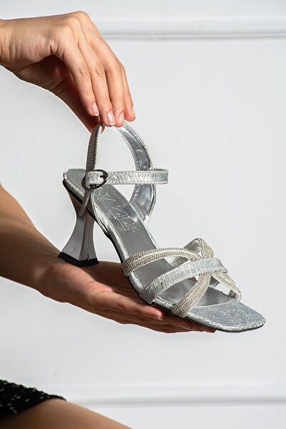 AlbiShoes صندل نسائي بكعب عالٍ من رويال مع حزام للكاحل وتفاصيل حجرية، ارتفاع ...