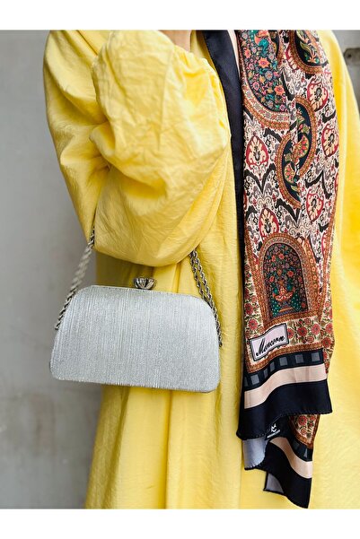 Çanta Trend Our Model Is the One That Cannot Be Without the Özen Günler Brand, a Chain-Handled and Shoulder-Strap Evening Bag.