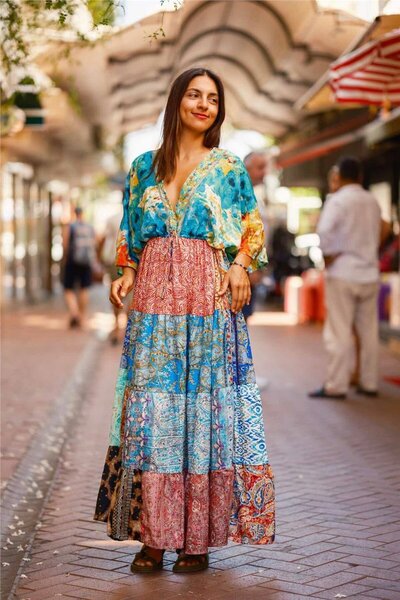 Miss Boheme فستان حريري طويل بلون فيروزي مع تفاصيل ذهبية على الياقة على شكل ح...