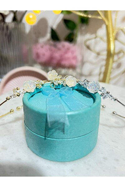 VOREA Jewelry Zarif gül detaylı ve taşlı pirinç gold kelepçe