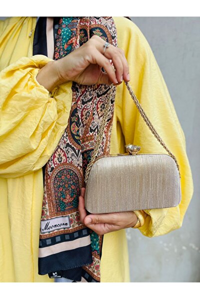 H&D COLLECTİON Our Model Is the One That Cannot Be Without the Özen Günler Brand, a Chain-Handled and Shoulder-Strap Evening Bag.