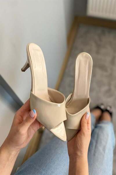 Les Passent Women's Beige Patent Leather 7 cm Thin Heeled Pointed Toe Slippers