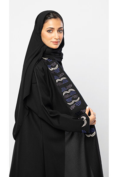 outline عباية نصف كلوش سوداء مزخرفة من الامام باللون الازرق والبني والابيض با...