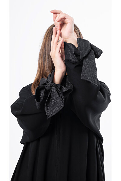 outline عباية سوداء بأكمام فيونكة بتصميم مميز