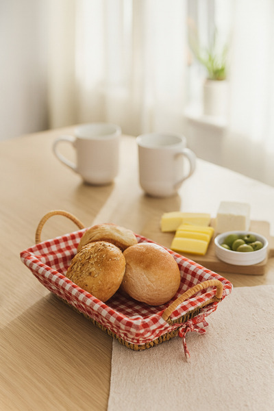 YUNUSOĞLU HOME Wicker Bread Basket – Rectangular Decorative Breakfast Basket with Red and White Checkered Fabric
