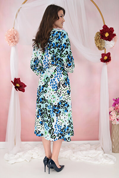 Trend Land Rochie bleu cu print abstract negru-albastru si decolteu parte peste parte