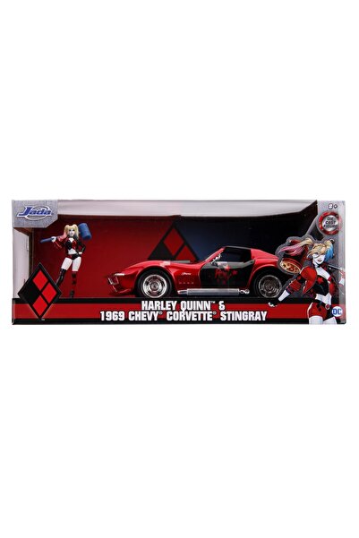 JollyMag HARLEY QUINN 1969 CHEVY CORVETTE AUTO V MĚŘÍTKU 1:24