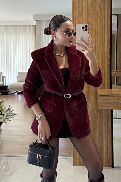 Gizem Ecemiş سترة أيشا بوردو ذات الملمس الفاخر مع حزام