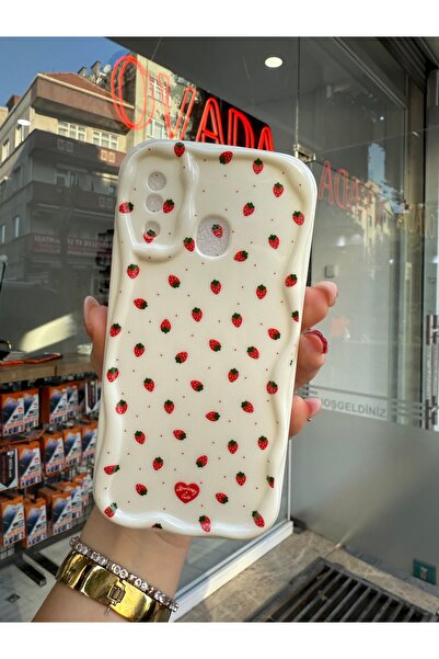 OVADA SAMSUNG GALAXY A20/A30/M10S Kamera Korumalı Dalga Kenarlı Çilek Baskılı...