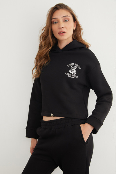 Fulla Moda طقم بدلة رياضية بغطاء للرأس مطرزة بـ 3 خيوط