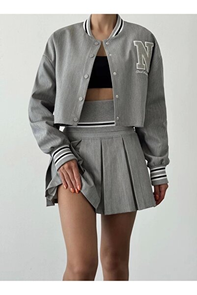 Myra سترة قصيرة مطرزة بحروف مضلعة - رمادي